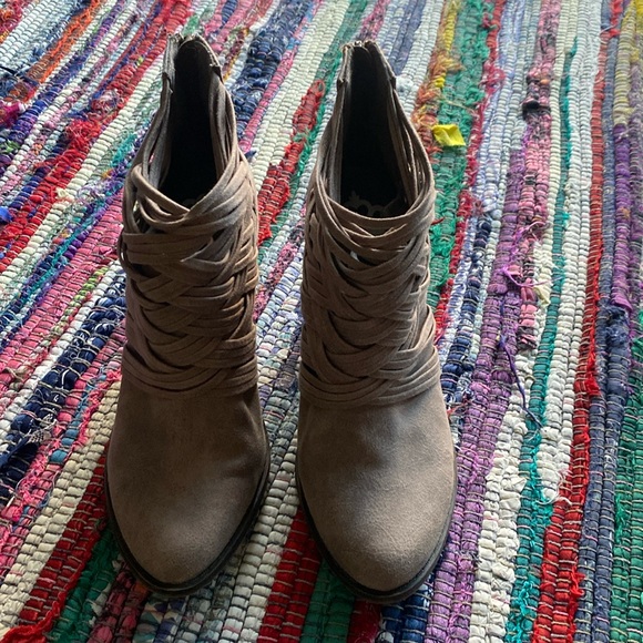 Light brown ankle booties, low heel. - Picture 2 of 7